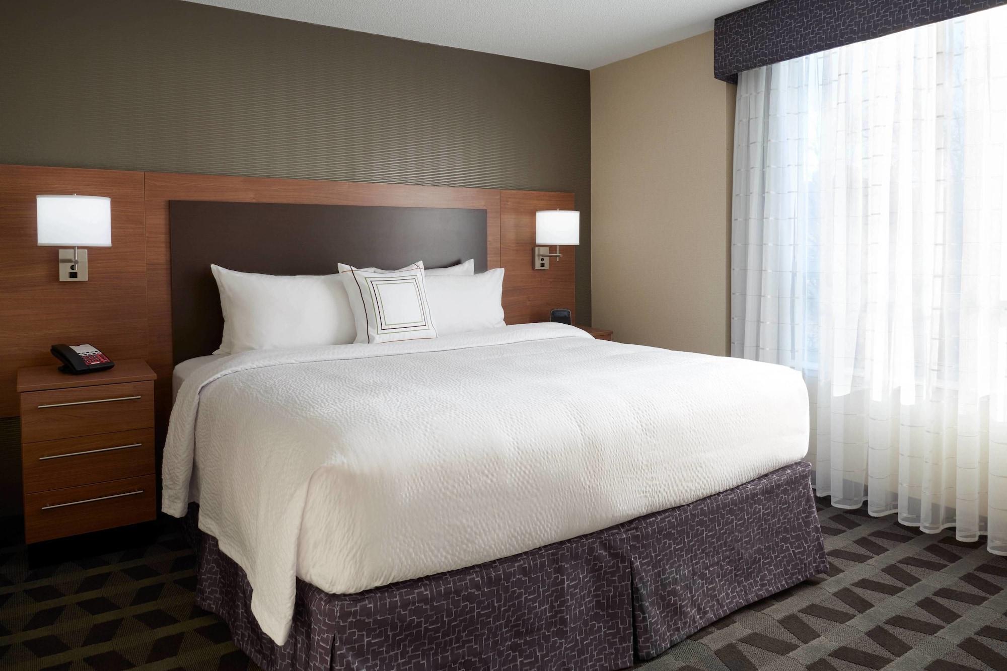 Towneplace Suites By Marriott Windsor Bagian luar foto