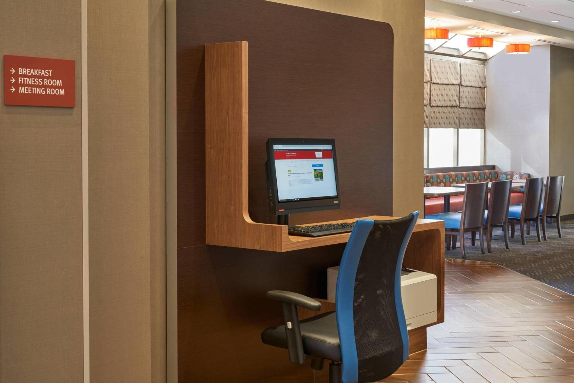 Towneplace Suites By Marriott Windsor Bagian luar foto
