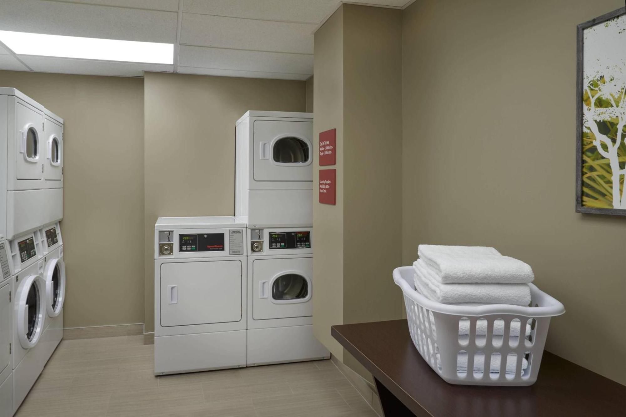 Towneplace Suites By Marriott Windsor Bagian luar foto