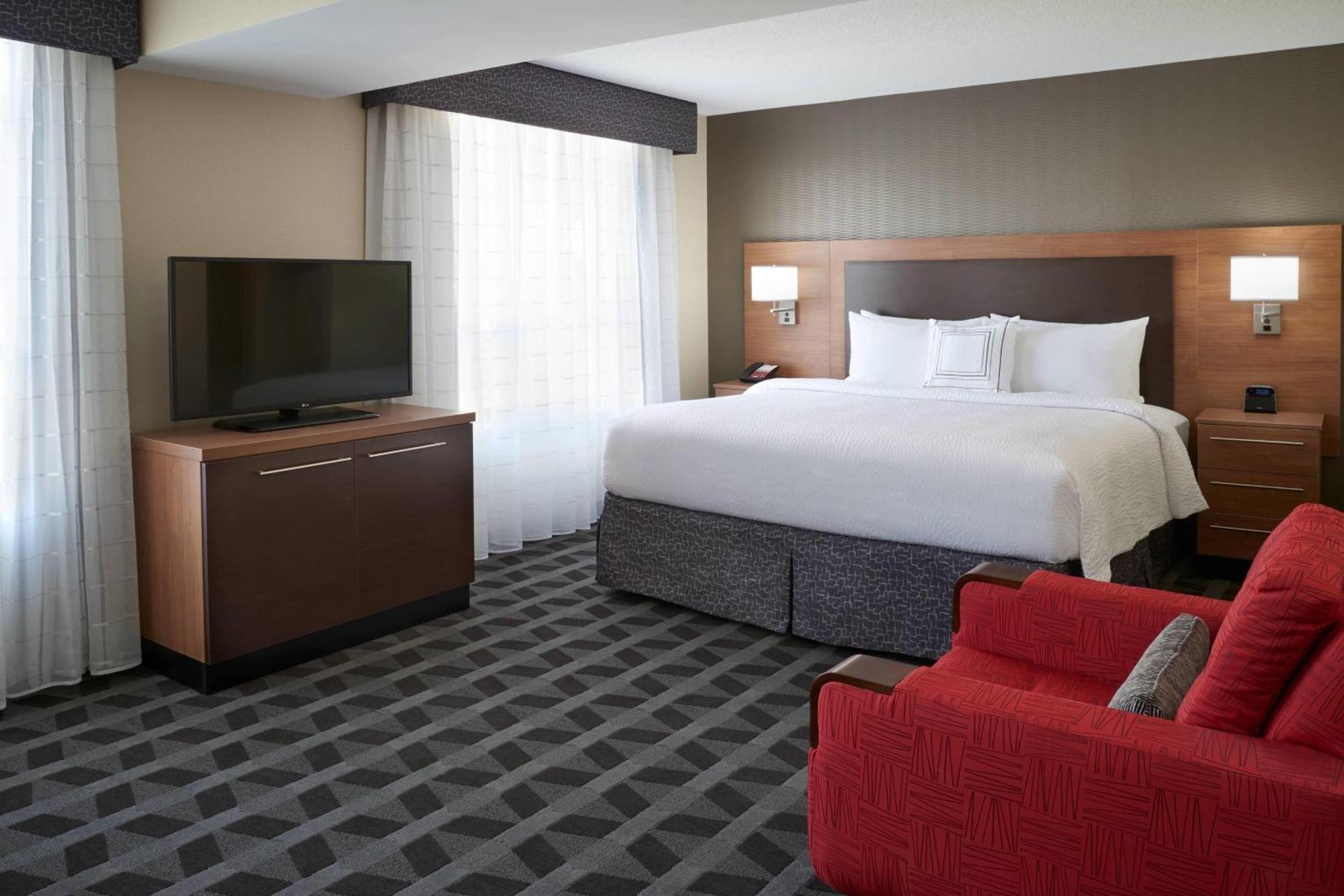 Towneplace Suites By Marriott Windsor Bagian luar foto