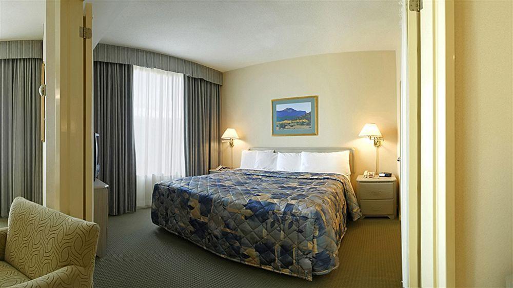 Towneplace Suites By Marriott Windsor Bagian luar foto