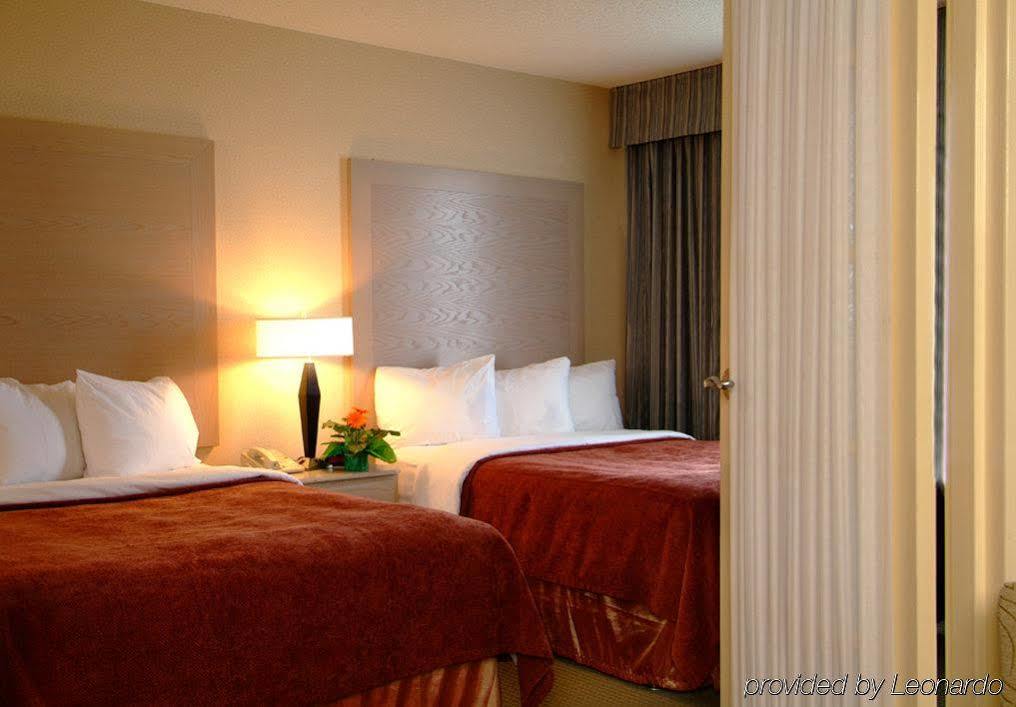 Towneplace Suites By Marriott Windsor Bagian luar foto