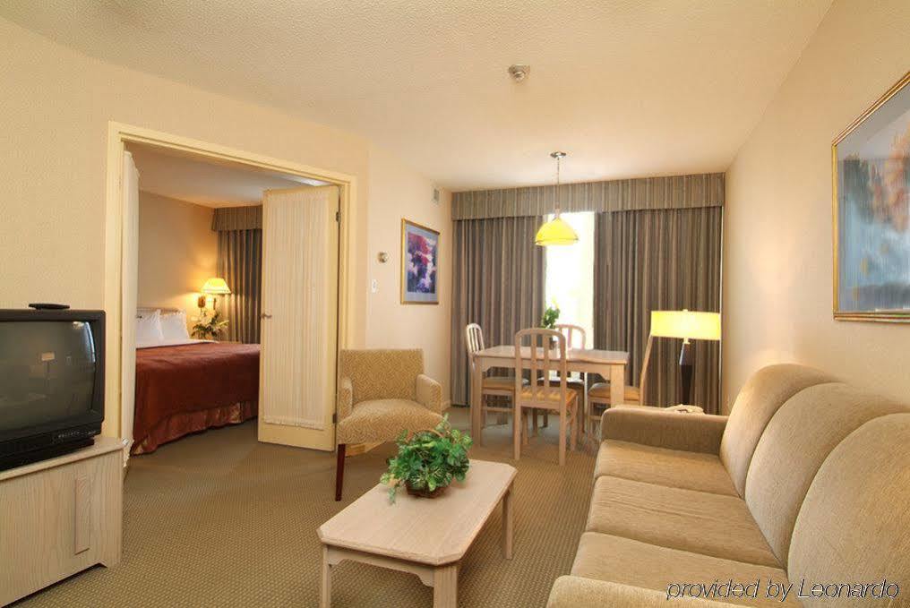 Towneplace Suites By Marriott Windsor Bagian luar foto